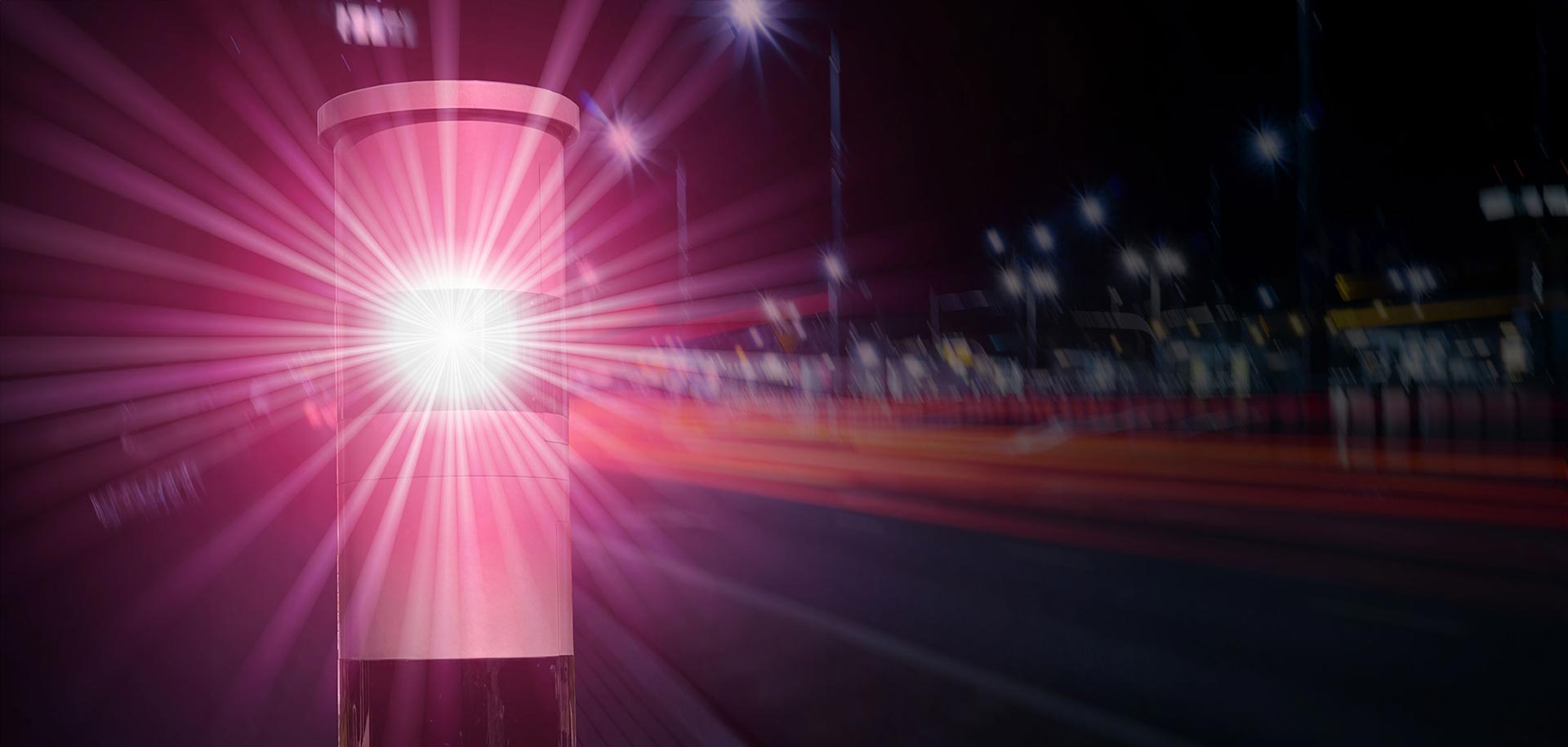 Blitzer-Radar-Säule mit auslösendem Blitzlicht bei Nacht